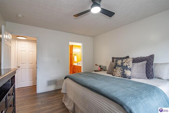 Building Photo - 114 Twin Lakes Dr