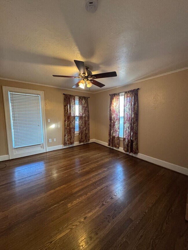 Building Photo - Located in Wolfin!!!! 3 bedrooms plus stud...