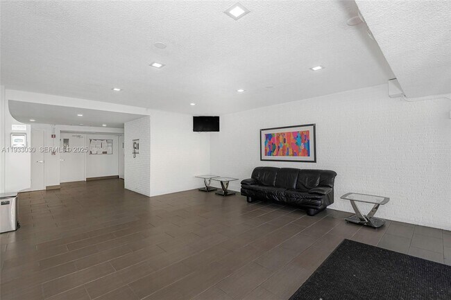 Building Photo - 16800 NE 15th Ave