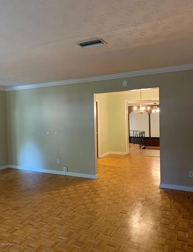 Building Photo - Spacious 4 Bed 2.5 Bath Home with 2-Car Garage & Fenced Yard in Jacksonville, FL