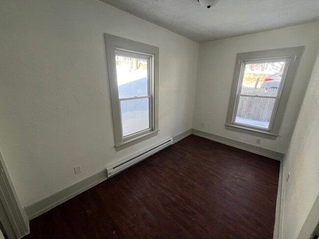 Building Photo - 40 Garnet St