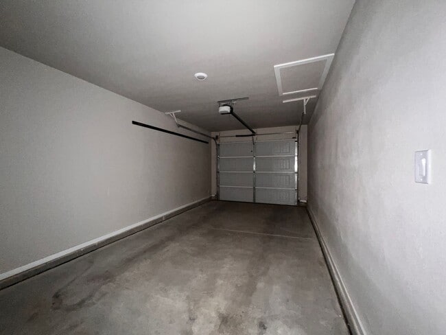 Building Photo - Pre leasing now for 4/1/2026