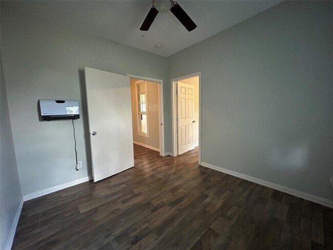 Building Photo - 400 Symes St