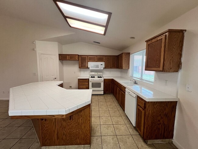 Building Photo - Beautiful West Side Madera Home