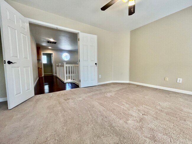 Building Photo - Beautiful 6 Bed, 3 Bath on court in Brentwood