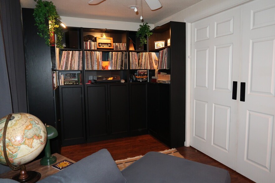 Building Photo - 11002 Lakeside Dr