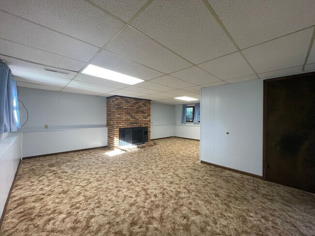 Building Photo - Baker Woods Home!