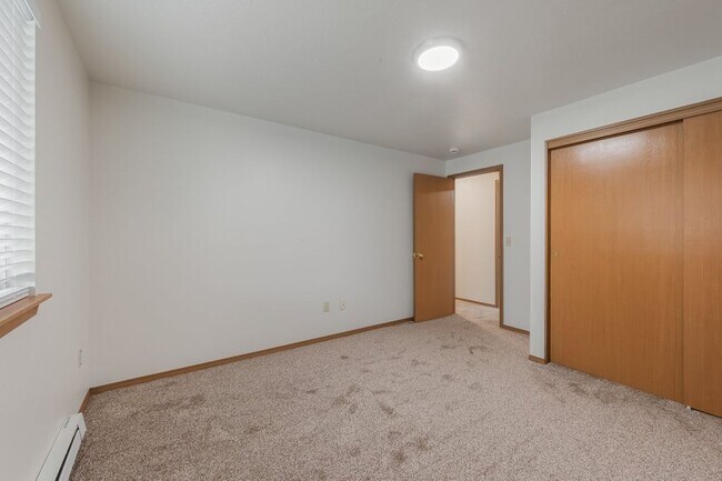 Building Photo - 2 bed 1 bath Rancher duplex