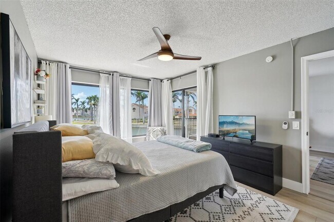 Building Photo - 6277 Bahia Del Mar Blvd S