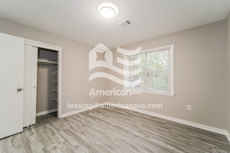 Building Photo - 573 N Park Ln