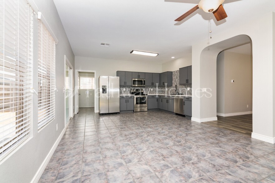 Building Photo - 13856 W Ironwood St