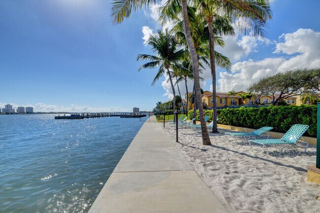 Building Photo - 1110 Lake Shore Dr