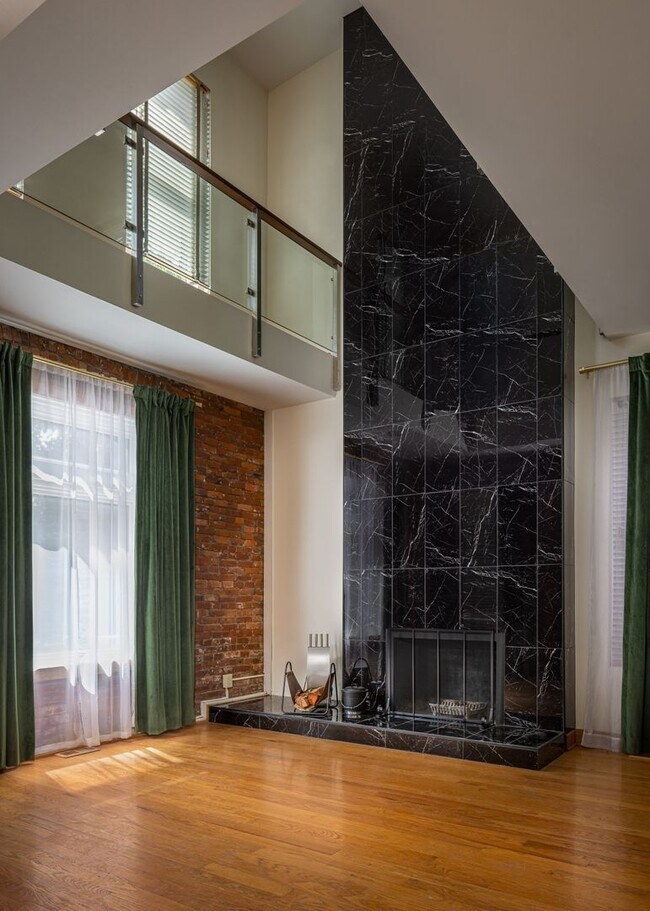 Primary Photo - Stunning Union Hill Brownstone with Modern...