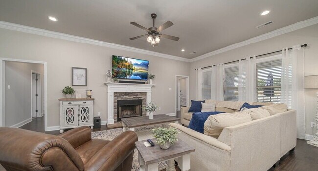 Building Photo - "Exquisite 4-Bedroom Home in Hazel Green with Granite Finishes & Cozy Fireplace!"