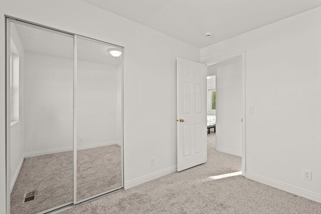 Building Photo - Spacious 4 Bedroom Home in Quiet Orem Neighborhood