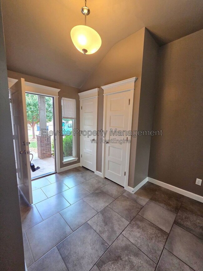 Building Photo - 2200 Starwood Wy
