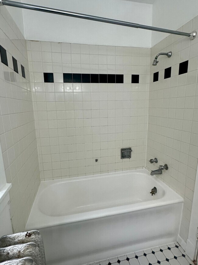 Building Photo - 6442 N Bosworth Ave