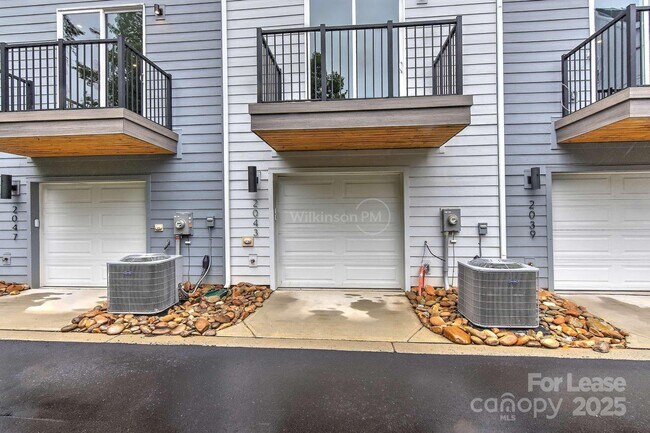 Building Photo - 2043 Clarksdale Dr