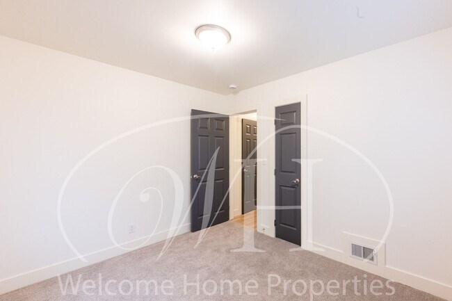 Building Photo - 427 E Pine St