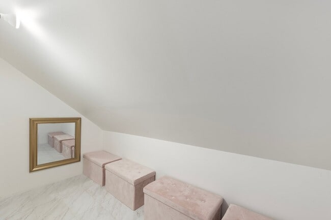 Building Photo - Luxury Furnished Home