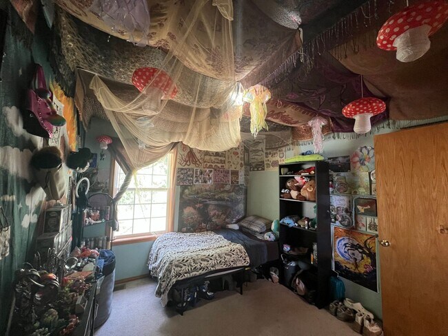 Building Photo - 3 Bed 1.5 half bath House Close to WWU and...
