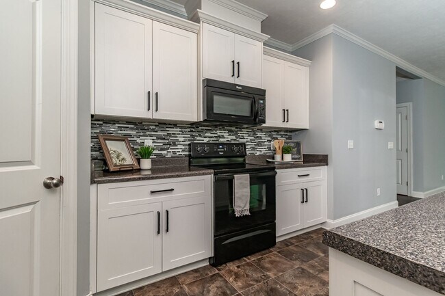 Building Photo - Large 3 bedroom (plus bonus), 2 1/2 bath home in Canterbury Farms!