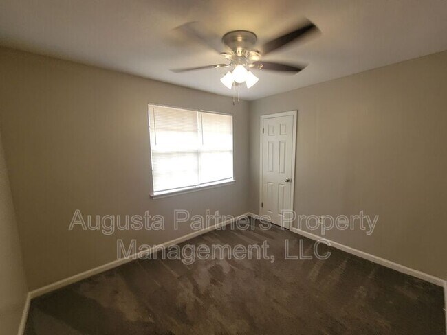 Building Photo - 142 Oakridge Dr