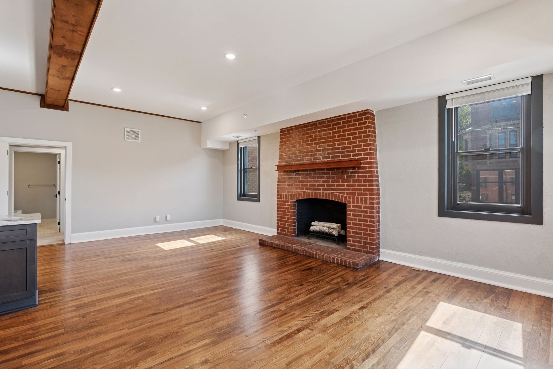 Building Photo - 107 Chestnut St E