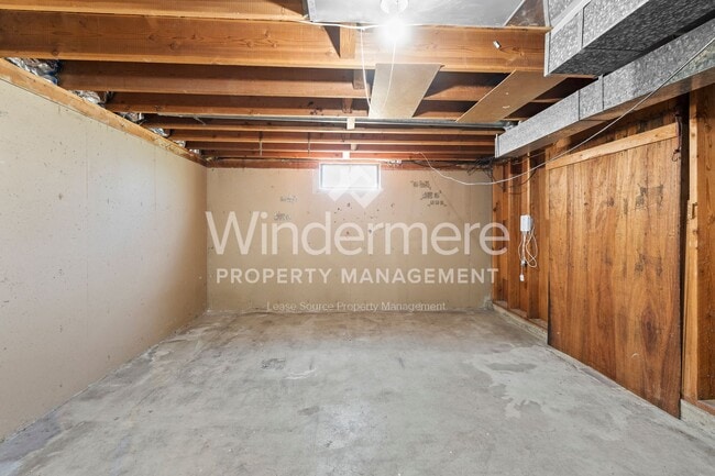 Building Photo - Welcome to this charming 3-bedroom, 1-bath...