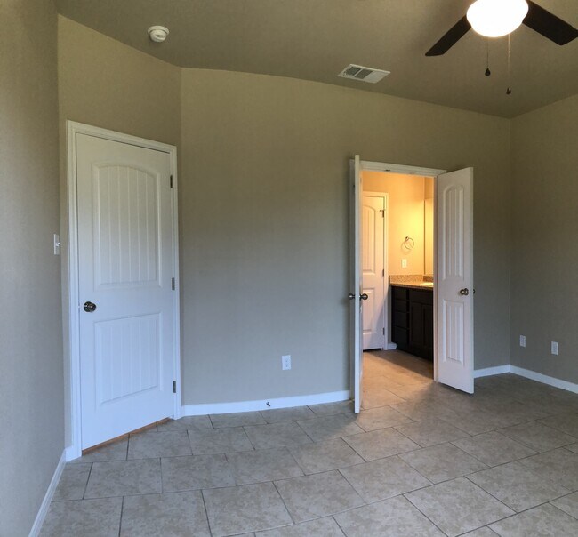 Building Photo - Amazing Like New Duplex close to Fort Hood