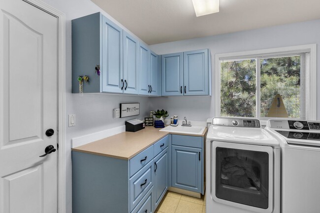 Building Photo - Beautiful bright home with large yard, fin...