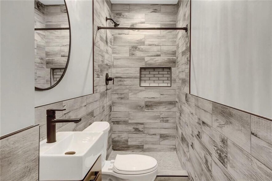 Building Photo - 2692 Rockcliff Rd SE