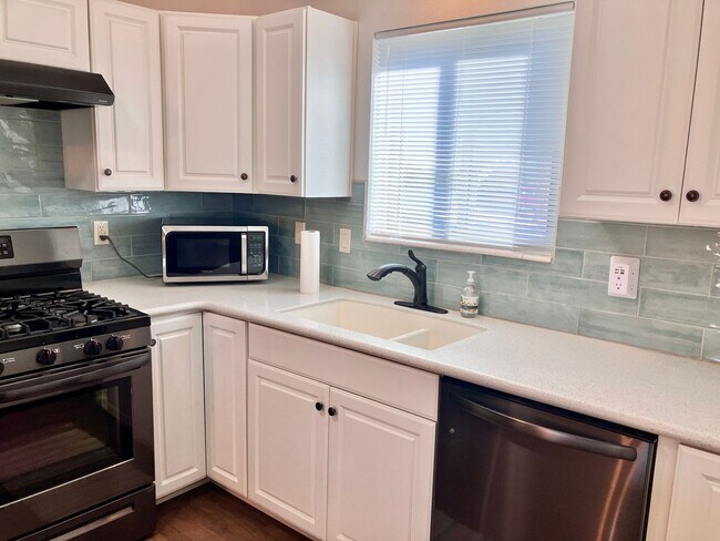 Building Photo - Newly Renovated Close to Intel