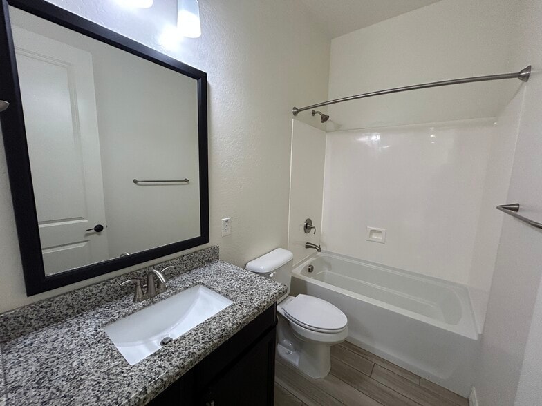 Building Photo - 1811 E Aster Pl