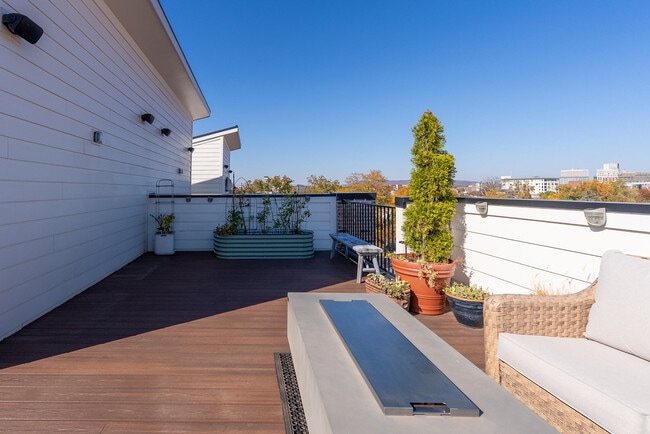 Building Photo - Bradshaw Commons