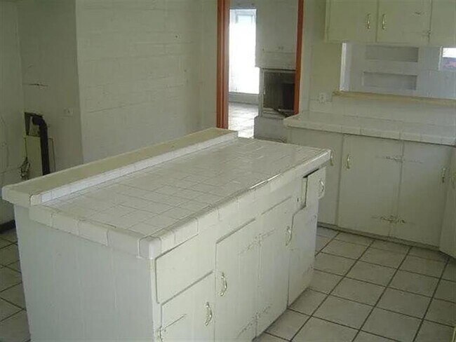 Building Photo - HANDYMAN SPECIAL