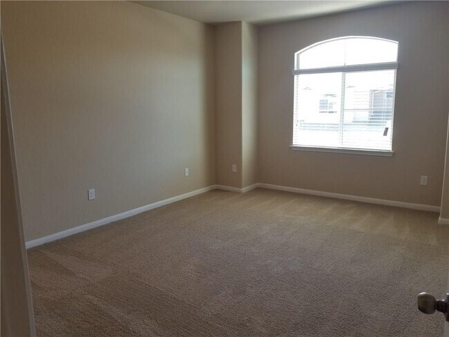 Building Photo - 2880 Donnell Dr