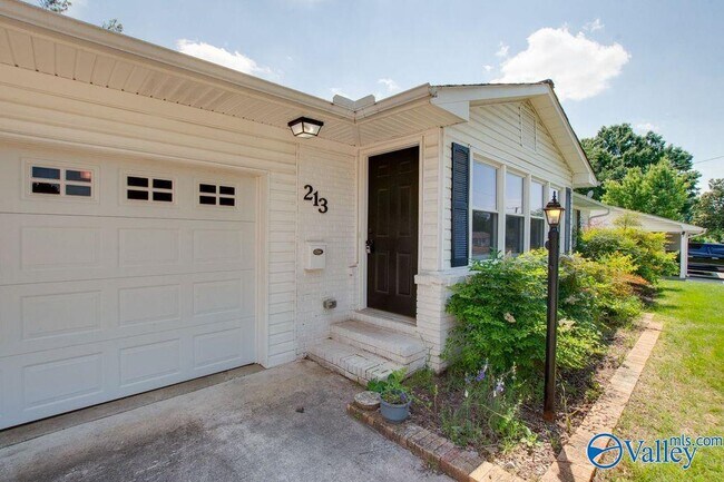 Building Photo - 213 Drake Ave SW