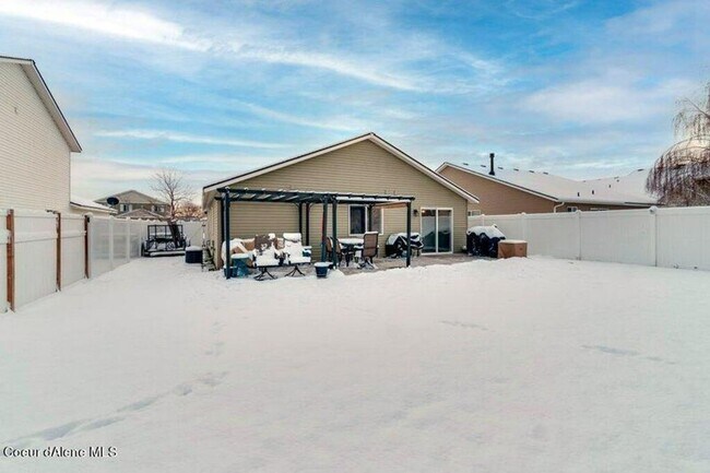 Building Photo - 3-Bedroom Home in The Landings – Fully Fenced Yard & 2-Car Garage