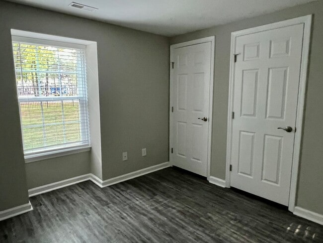 Building Photo - University Spacious 1st floor Condo