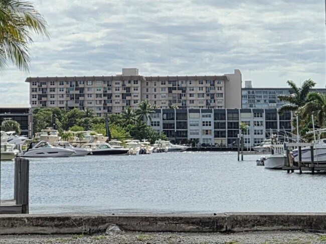 Building Photo - 1971 SE 5th Ct