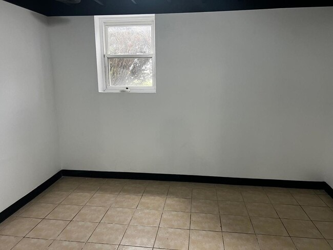 Building Photo - 717 E Clarendon Dr