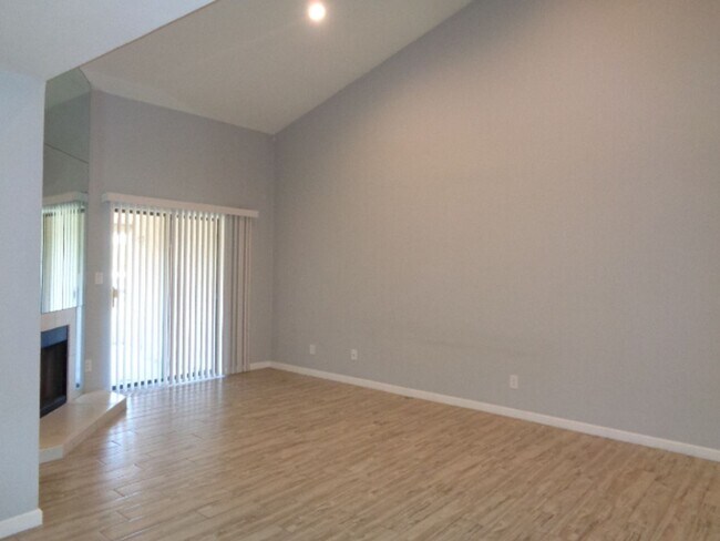 Building Photo - Spacious condo in Scottsdale-close to Scot...