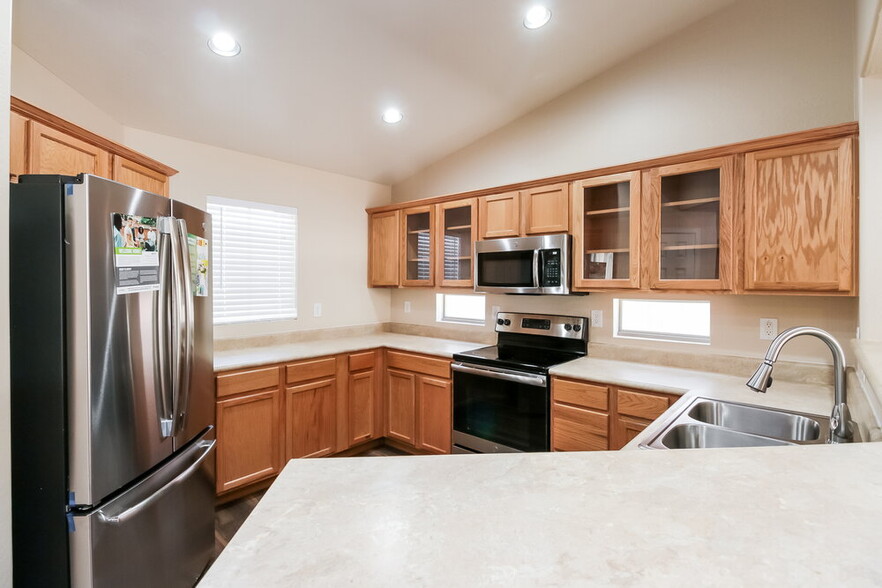 Building Photo - 2540 W Silver Streak Way
