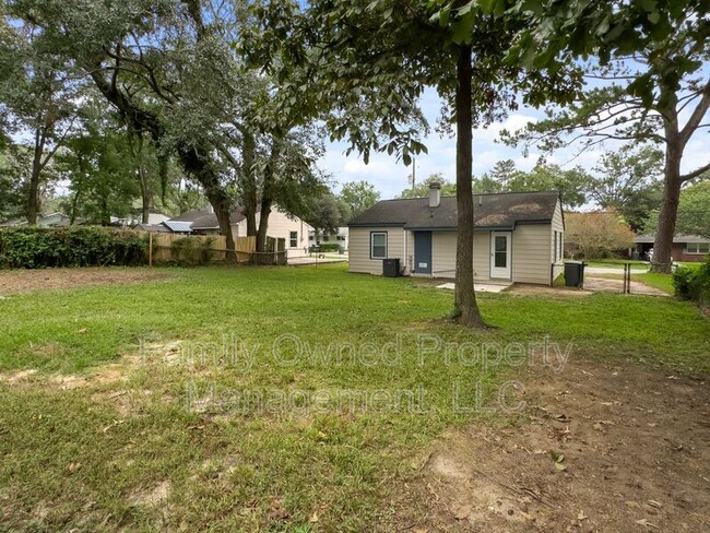 Building Photo - 5805 Chaucer Dr