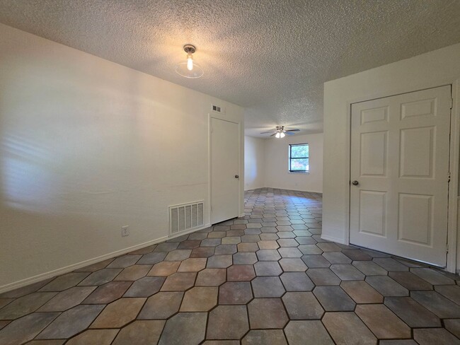 Building Photo - 3 bedroom home in Tecumseh!