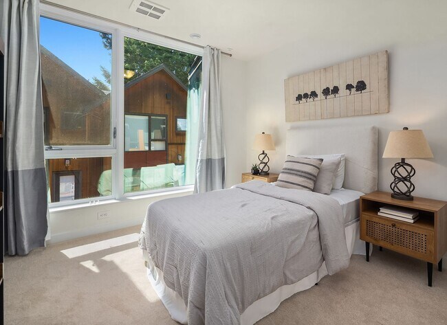 Building Photo - 3bd/3ba Seattle Townhome