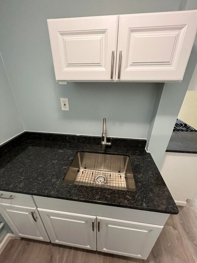 Building Photo - Gorgeous Studio Apartment in Quiet Pittsfield Street