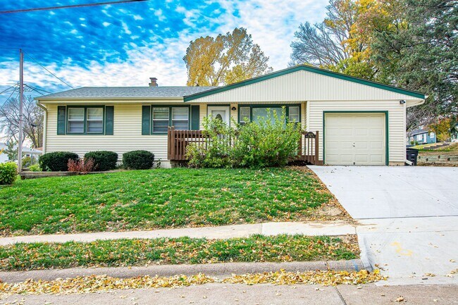 Building Photo - 3 Bedroom / 2 Bath Home with Finished Basment and Washer/Dryer!