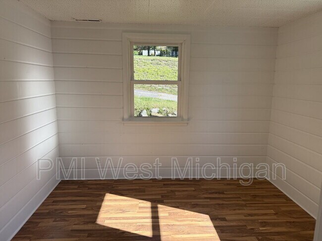Building Photo - 12495 Oakwood Shores St